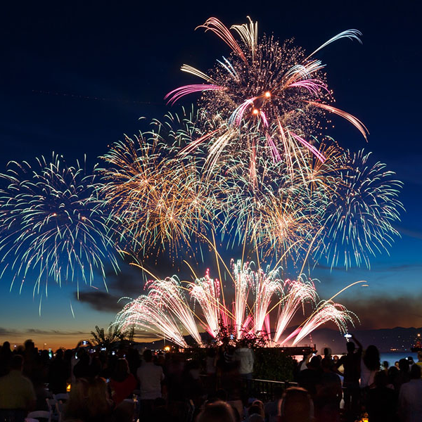 英吉利湾上空盛放的焰火，2025 温哥华 Honda Celebration of Light 烟花节现场 Fireworks over English Bay at the 2025 Honda Celebration of Light in Vancouver
